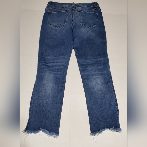 KanCan denim jeans. Estilo style. Distressed raw hem. Rose pattern. - Picture 2 of 13